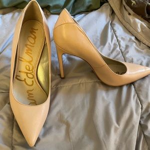 Size 9 Sam Edelman nude pumps.